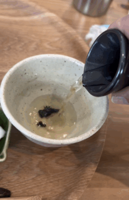 松阪豚の炙り焼き丼　出汁で味変